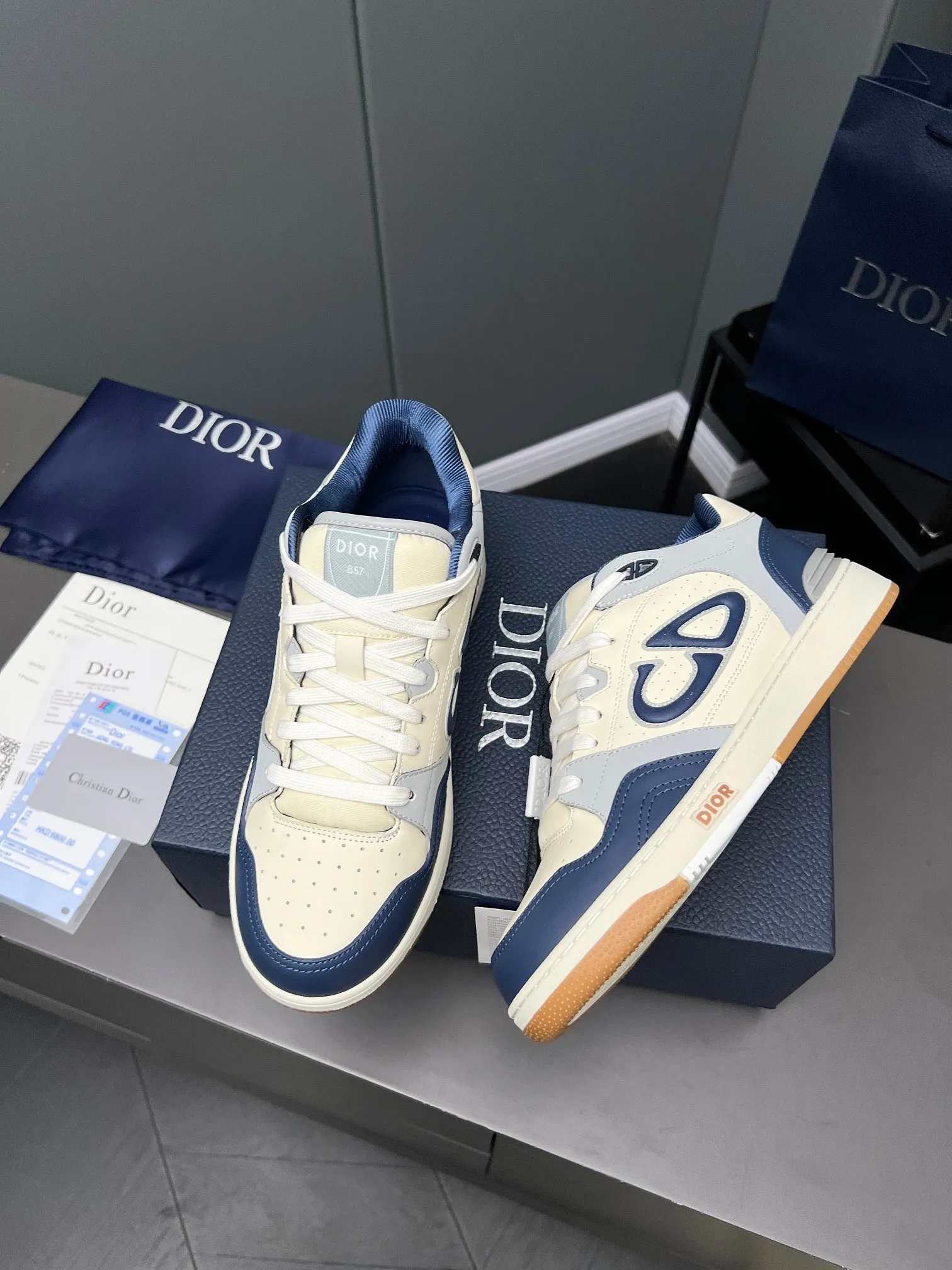 Men's Men's Shoes 💰600 Dior DiorB57 top version of low-top sneakers! ! ! Navy blue with beige smooth first-layer cowhide, fully oiled edges, T men's shoes 💰U outsole.  The 2024 autumn men's wear series has made a wonderful debut, a new classic item launched by Dior. Crafted from smooth first-grain cow leather in navy blue and beige, it's accented by a large leather heat-stamped CD logo on the sides. The distinctive laces of the same color match the color of the shoe body, and the opening and closing are decorated with various classic details on the tongue, sole and back side to enhance the style. The eyelet details, upper stitching and heel strip panels of the same color highlight the dynamic charm of its sports style. Exclusive two-color molded T men's shoes 💰U outsole is light, comfortable, non-slip and wear-resistant, the mesh lining and feet are customized with original colors, soft and breathable. Exquisite production technology highlights the grade, and can be matched with all kinds of clothing to create a refined look.